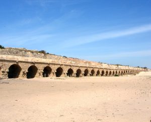 L'aqueduc romain emblématique de Césarée, longeant la plage.
