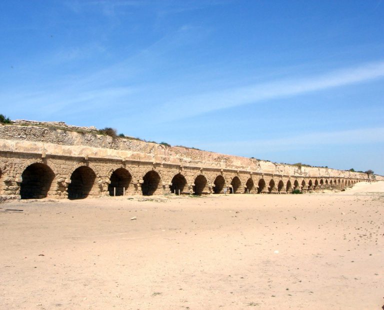 L'aqueduc romain emblématique de Césarée, longeant la plage.