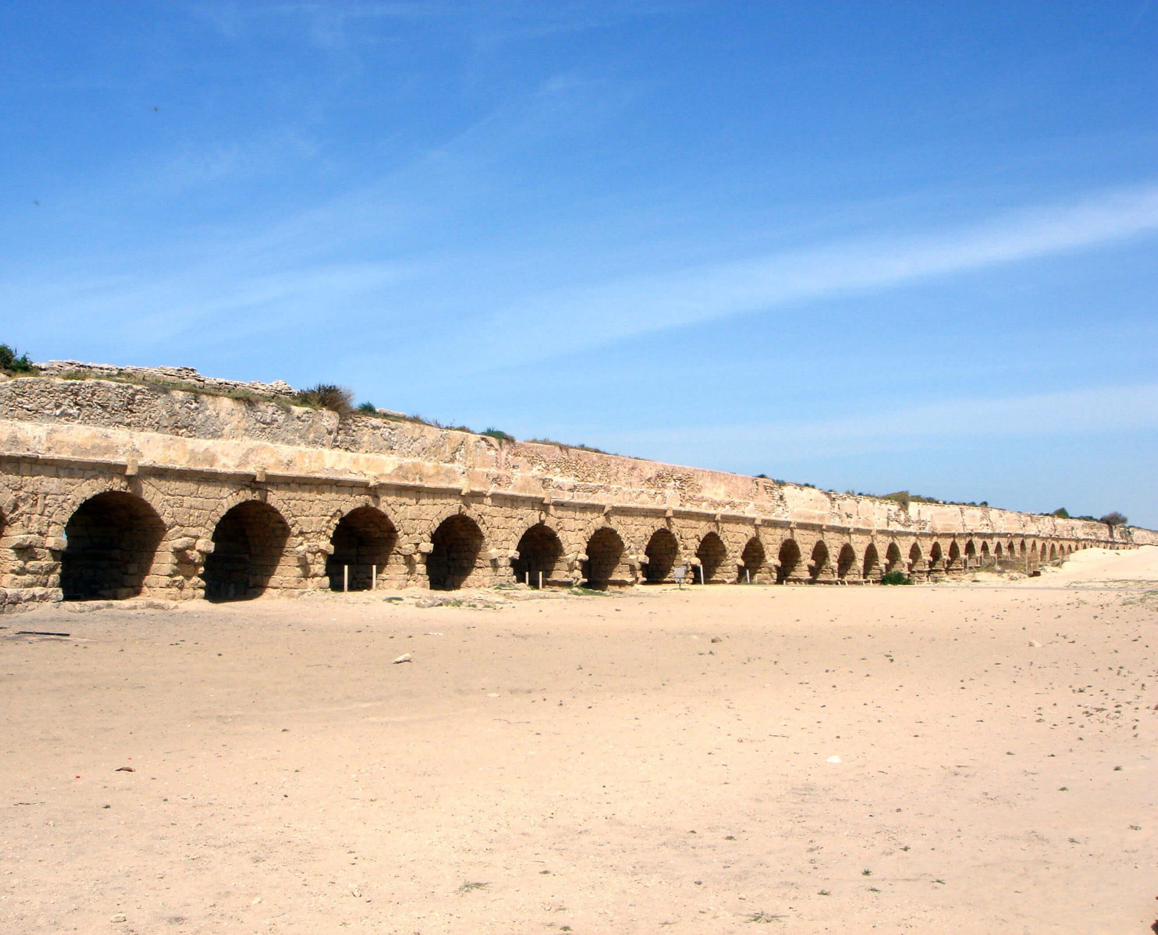 L'aqueduc romain emblématique de Césarée, longeant la plage.