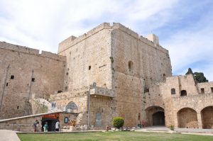 Extérieur du bâtiment de la prison anglaise (Musée des Prisonniers clandestins) – construit sur les ruines croisées, avec la tour massive et les remparts.