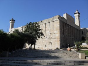 La Grotte des Patriarches, à Hébron, est un lieu de pèlerinage majeur abritant les tombeaux traditionnellement attribués aux grandes figures bibliques.