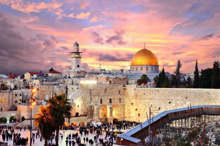 Mur des Lamentations, lieu sacré où se mêlent recueillement, tradition et mémoire au cœur de Jérusalem